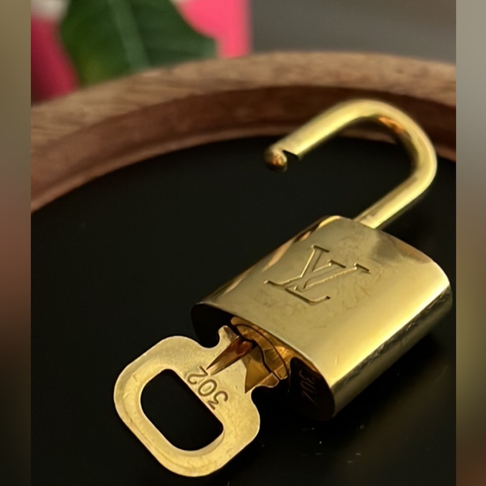 #302 Authentic Louis Vuitton Lock and Key 🔐